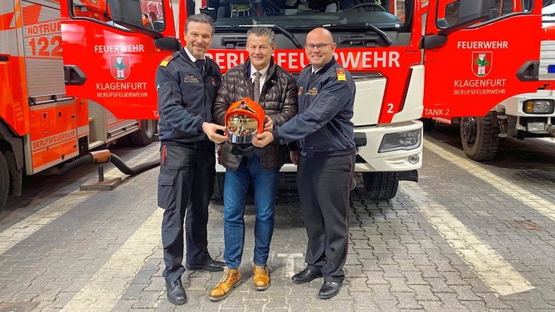 Herbert Schifferl (right) has been appointed as the new head of the professional fire department in 2022. Pictured with Mayor Scheider and Deputy Fire Director Wolfgang Germ (Bild: Krone)