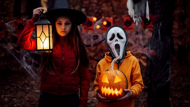 Verkleidungen und Dekorationen stehen zu Halloween wieder hoch im Kurs (Bild: stock.adobe.com/Vitalii)