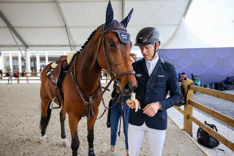 Nach dem Sieg in der Global Champions Tour verwöhnte Kühner sein Pferd „Elektrik Blue“ mit Bananen. (Bild: Ljuba Buzzola)