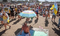 Keine Ruhe, keine Aussicht: Dieser Urlauber hat zwischen den Demonstranten am beliebten „Las ...