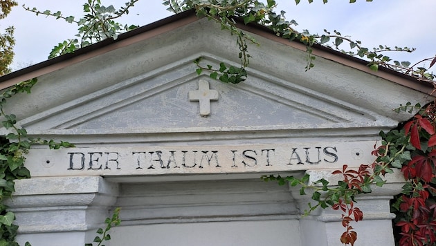 „Der Traum ist aus“: Wer liegt in diesem Grab am Friedhof Klagenfurt-St. Ruprecht? (Bild: Christina Natascha Kogler)