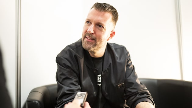 Fabian Bohn aka Brennan Heart in conversation with "Krone" editor Robert Fröwein. (Bild: Andreas Graf)