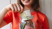 Wer seine Ausgaben durchforstet, kann sich in Summe sehr viel Geld sparen.