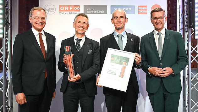 Governor Thomas Stelzer (left) and Provincial Economic Councillor Markus Achleitner (right) were delighted with Alexander Fleischanderl and Gerald Wimmer (2nd from right) from Primetals for winning the large company category. The plant manufacturer impressed the jury with its "Green Smelter" furnace developed for the steel industry. (Bild: Krone KREATIV/Markus Wenzel)