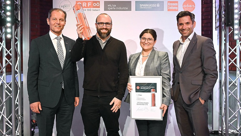 Martin Bergsmann from the Industry Division of the Upper Austrian Chamber of Commerce (left) and Manuel Molnar (right), CEO of Sparkasse Oberösterreich, congratulated Ian Teasdale and Eleni Priglinger from the Institute for Chemistry of Polymers at the JKU on the development of printable material for the production of synthetic bones. (Bild: Krone KREATIV/Markus Wenzel)