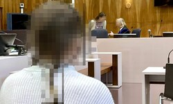 Die 14-Jährige am Dienstag im großen Schwurgerichtssaal des Grazer Straflandesgerichts