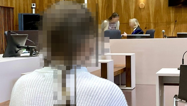 The 14-year-old on Tuesday in the large jury courtroom of the Graz Regional Criminal Court (Bild: KARIN ZEHETLEITNER, Krone KREATIV)