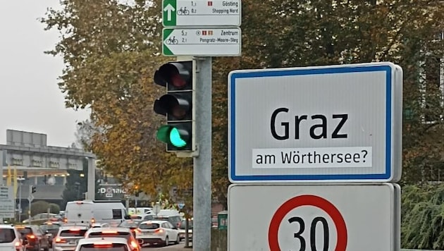 Wie hier beim Shopping Nord wurden mehrere Grazer Ortstafeln von den Sturm-Fans „adaptiert“. (Bild: zVg)