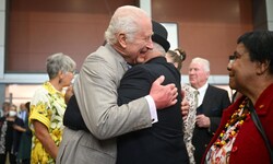 König Charles III. umarmt James Michael „Widdy“ Welsh, der im Alter von acht Jahren seiner ...