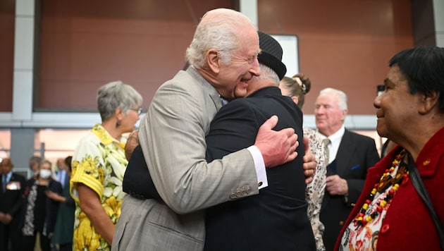 King Charles III embraces James Michael "Widdy" Welsh, who was taken away from his family in Coonamble in central NSW at the age of eight. (Bild: picturedesk.com/Victoria Jones / PA)