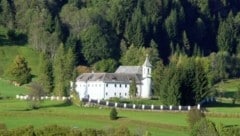 Das Schloss Berg Klösterle in Zedlitzdorf steht zum Verkauf.  (Bild: zVg)