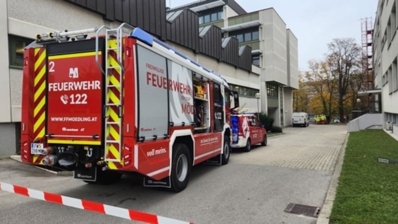 Die gesamte HTL musste bei dem Großeinsatz gesperrt werden. (Bild: AP ( via APA) Austria Presse Agentur/APA/WWW.FFMOEDLING.AT)