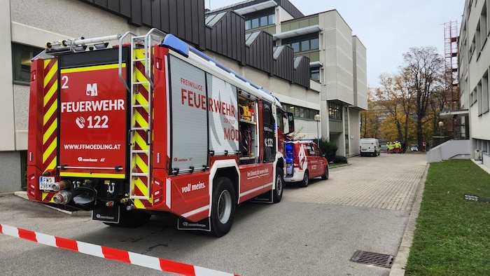 Die gesamte HTL musste bei dem Großeinsatz gesperrt werden.