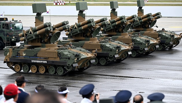 Eine Militärparade anlässlich des 76. Jahrestags der Gründung der südkoreanischen Streitkräfte in Seoul (Bild: APA/AFP/Jung Yeon Je)