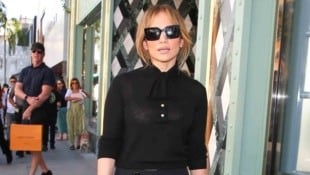 Jennifer Lopez zeigte sich in Beverly Hills in monochromem Schwarz.  (Bild: Photo Press Service/www.photopress.at)