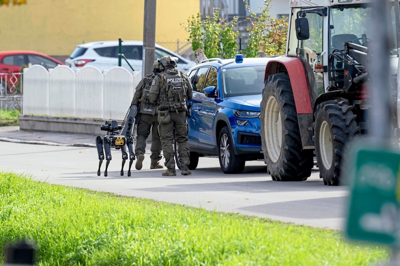 Die Polizei-Eliteeinheit Cobra setzte in Zistersdorf (NÖ) Roboterhund und Drohne ein. (Bild: Imre Antal)