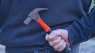 Mit einem Hammer soll der Mann auf die Passanten losgegangen sein (Symbolbild). (Bild: stock.adobe.com/butus - stock.adobe.com)