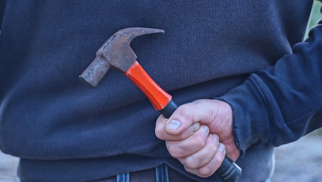 Mit einem Hammer soll der Mann auf die Passanten losgegangen sein (Symbolbild). (Bild: stock.adobe.com/butus - stock.adobe.com)