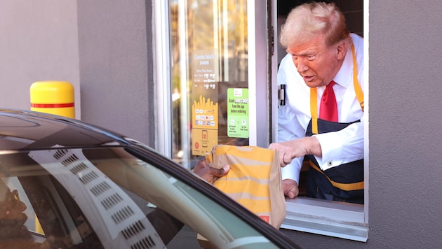 Donald Trump campaigns at a McDonald's branch in Pennsylvania. (Bild: APA Pool/Getty Images)