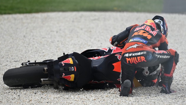 Falling down, getting up, straightening the bike and driving on - the attitude shown by the stars of MotoGP is something the company itself now wants to demonstrate. (Bild: EPA)