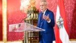 Bundespräsident Alexander Van der Bellen überträgt Karl Nehammer die Aufgabe, eine tragfähige Regierung zu bilden. (Bild: APA/Max Slovencik)