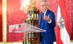 Bundespräsident Alexander Van der Bellen überträgt Karl Nehammer die Aufgabe, eine tragfähige ...