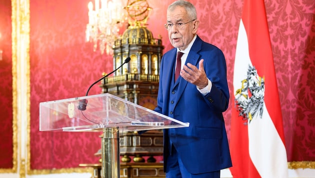 Federal President Alexander Van der Bellen entrusts Karl Nehammer with the task of forming a viable government. (Bild: APA/Max Slovencik)