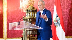 Bundespräsident Alexander Van der Bellen überträgt Karl Nehammer die Aufgabe, eine tragfähige Regierung zu bilden. (Bild: APA/Max Slovencik)