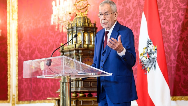 Federal President Alexander Van der Bellen entrusts Karl Nehammer with the task of forming a viable government. (Bild: APA/Max Slovencik)