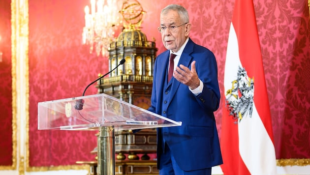 Federal President Alexander Van der Bellen entrusts Karl Nehammer with the task of forming a viable government. (Bild: APA/MAX SLOVENCIK)