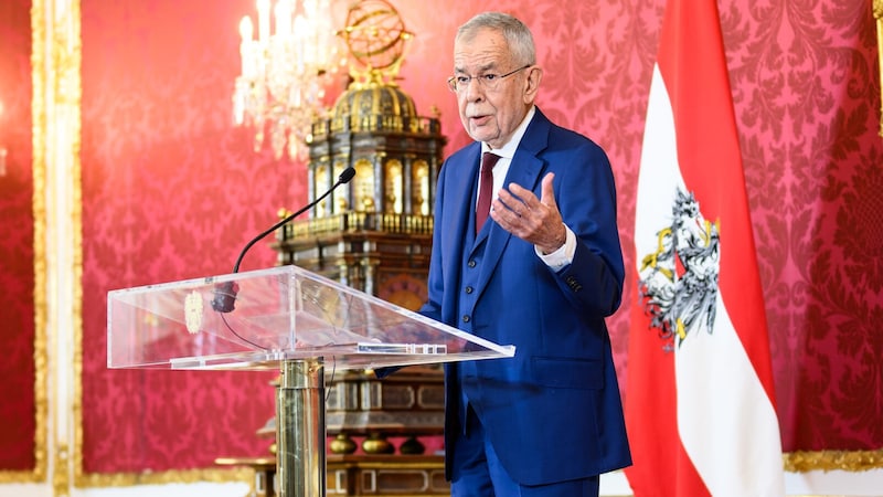 Federal President Alexander Van der Bellen entrusts Karl Nehammer with the task of forming a viable government. (Bild: APA/MAX SLOVENCIK)