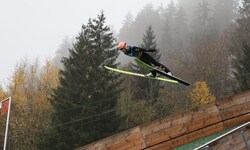 Sara Marita Kramer hebte in Saalfelden auf der K85-Schanze ab.