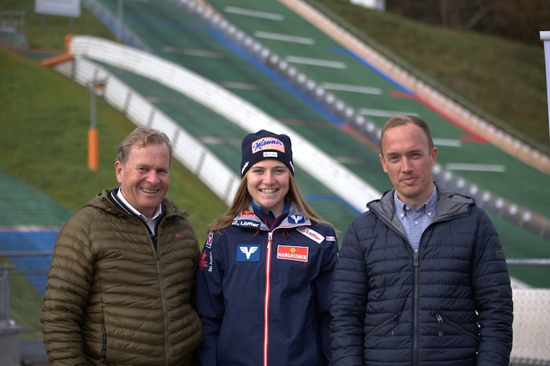 Saalfeldens Bürgermeister Erich Rohrmoser, Sara Marita Kramer und Projektkoordinator Daniel Trixl. (Bild: Stadtgemeinde Saalfelden)