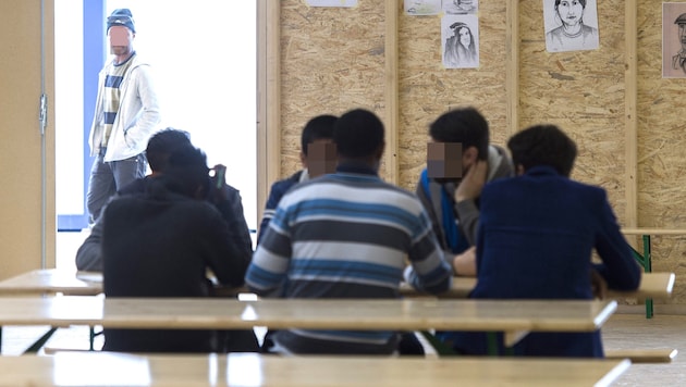 Asylum seekers at the Swiss federal asylum center in Thun (Bild: APA Pool/APA/KEYSTONE/LUKAS LEHMANN, Krone KREATIV)