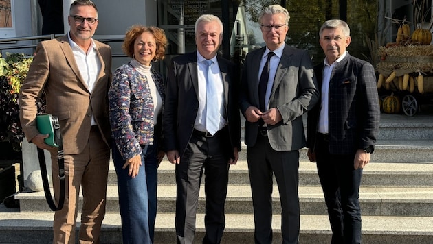 Governor Drexler and Deputy Governor Lang with MPs Franz Fartek and Cornelia Schweiner as well as Provincial Building Director Tropper (left) (Bild: Land Steiermark)