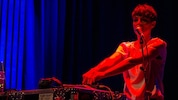 Monique Fessl legt nicht nur auf, so lädt auch zu einem DJ-Workshop