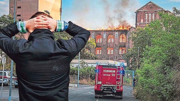 The teenager (symbolic image) set fire to the old bread factory in Schwechat on August 10. (Bild: Krone KREATIV/Leserreporter, stock.adobe.com)