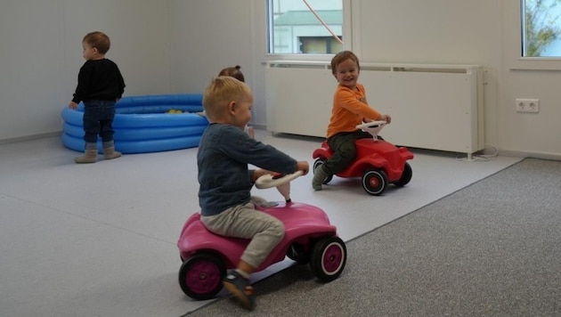 The little ones have already tried out driving bobby cars in the "container house". (Bild: Gemeinde Ebenau)