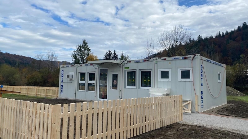 Neun Container stehen seit Montag neben dem Feuerwehrhaus in Ebenau. Rund 1100 Euro kostet die Miete. (Bild: Gemeinde Ebenau)