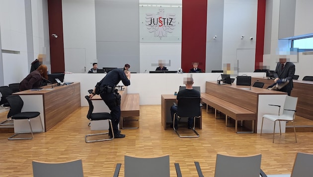 The panel of lay judges believed the women who had been threatened and sentenced the man to four years' imprisonment. (Bild: HS, Krone KREATIV)