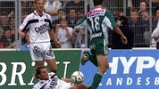 In der Saison 1999/2000 matchten sich Oliver Mattle (l.) und Jeff Geiger (am Boden) mit Theo ...