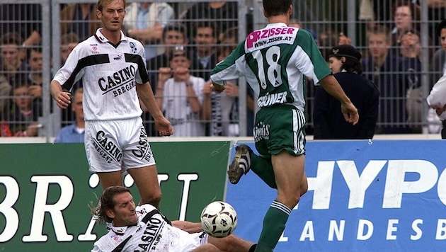 In der Saison 1999/2000 matchten sich Oliver Mattle (l.) und Jeff Geiger (am Boden) mit Theo Grüner.  (Bild: Dietmar Stiplovsek)