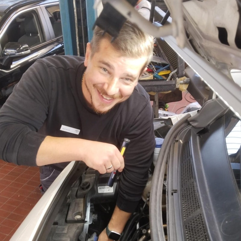 Workshop manager David Delvai shows where the stowaway was in the engine compartment. (Bild: Peter Freiberger)