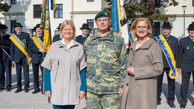 Official handover: Minister Klaudia Tanner and Governor Johanna Mikl-Leitner with the new military commander Georg Härtinger. (Bild: Molnar Attila/Attila Molnar)