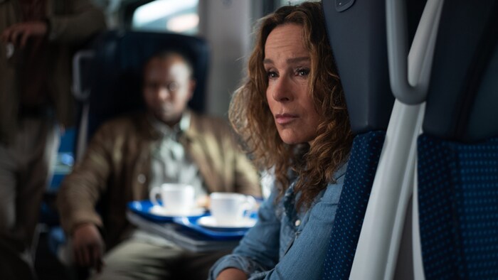 Jennifer Grey („Dirty Dancing“) in der Rolle einer Mitreisenden.