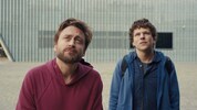 Kieran Culkin (li.) und Jesse Eisenberg als ungleiche Cousins.