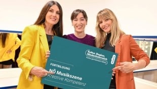 Kreative Kompetenz: Vokal-Coach Monika Ballwein mit Künstlerin Oska und Lehrgangsleiterin Christina Weiß (v. li.). (Bild: Kultur.Region.Niederösterreich)