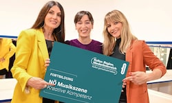 Kreative Kompetenz: Vokal-Coach Monika Ballwein mit Künstlerin Oska und Lehrgangsleiterin ...