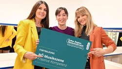 Kreative Kompetenz: Vokal-Coach Monika Ballwein mit Künstlerin Oska und Lehrgangsleiterin Christina Weiß (v. li.). (Bild: Kultur.Region.Niederösterreich)