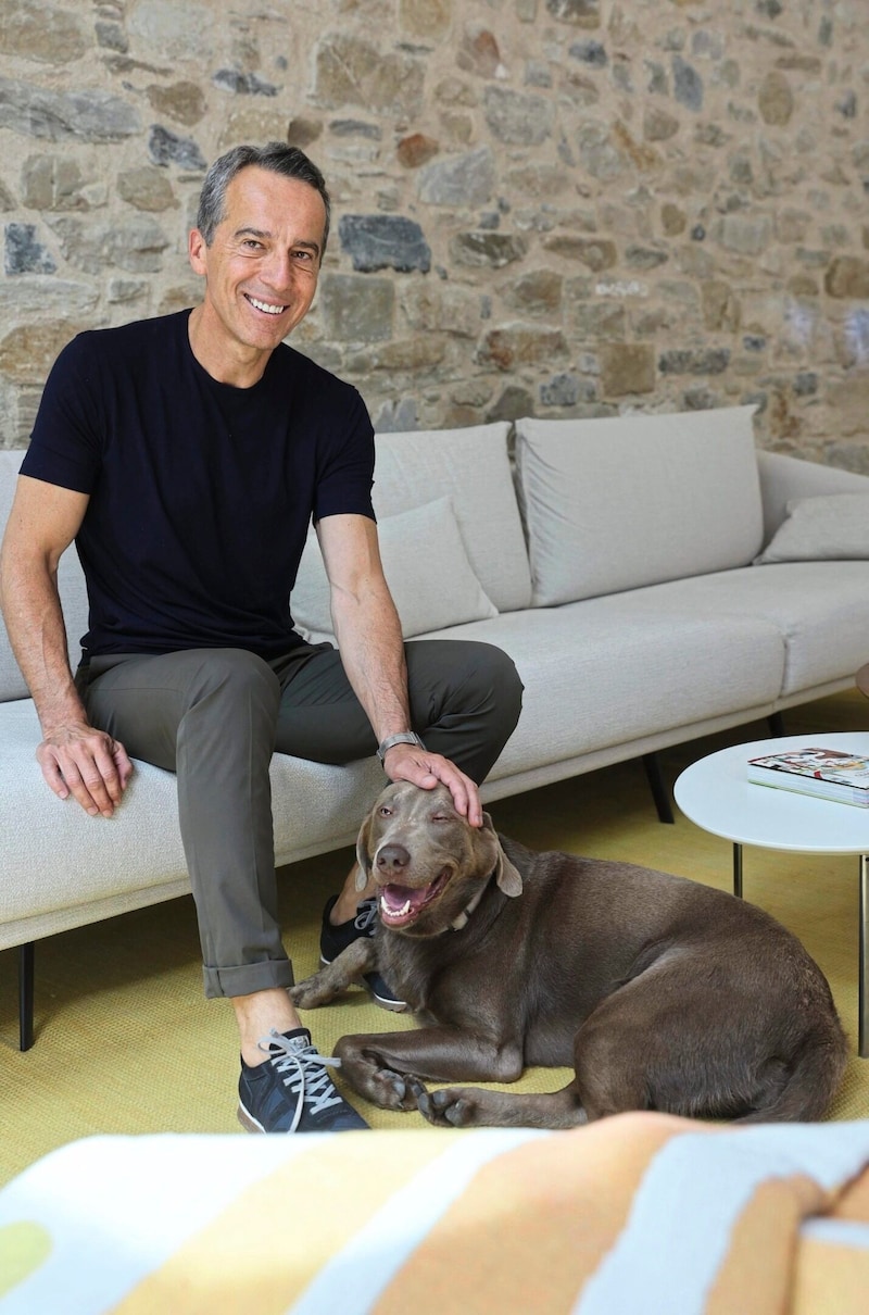 Christian Kern at home in the winegrower's house, which he is now selling, with his dog "Samy" (Bild: Tomschi Peter)